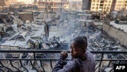 Une femme regarde les maisons et les magasins endommagés, après une explosion de gaz à Nairobi, le 2 février 2024.