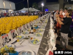 特拉維夫藝術博物館廣場自哈以戰爭爆發以來已變成聲援人質及其家屬的動員中心，被稱為“人質廣場”。圖中為象徵人質缺席的安息日餐桌和空椅。（賴素芬拍攝）