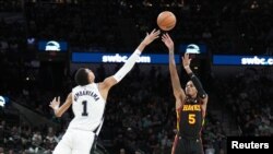 Dejounte Murray (5) d'Atlanta Hawks tire face à Victor Wembanyama (5) de San Antonio, Texas, le 30 novembre 2023.