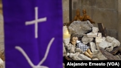 Acostado entre piedras y escombros, el niño Jesús palestino está rodeado de las tradicionales figuras que adornan cada año miles de pesebres en todo el mundo.