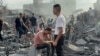 Palestinci traže preživjele nakon izraelskog zračnog napada u izbjegličkom kampu Nusseirat, Pojas Gaze, oktobra. 31, 2023.