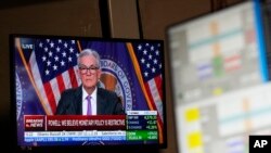 La conferencia de prensa del presidente de la Reserva Federal, Jerome Powell, se muestra en un monitor en el piso de la Bolsa de Valores de Nueva York, el miércoles 26 de julio de 2023.