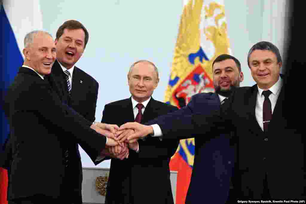 30 сентября Россия объявила об аннексии Донецкой, Луганской, Херсонской и Запорожской областей Украины – несмотря на то, что части этих регионов все еще контролировались ВСУ. Международное сообщество не признало проведенные ранее «референдумы»: 12 октября Генассамблея ООН осудила аннексию («против» проголосовали лишь Беларусь, Сирия, КНДР, Никарагуа и РФ). 