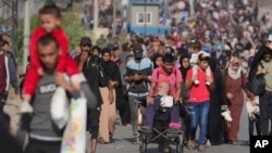 Los palestinos huyen al sur de la Franja de Gaza por la calle Salah al-Din en Bureij, Franja de Gaza, el 8 de noviembre de 2023.