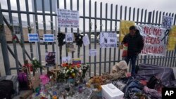 Un altar con velas y fotos cubre la cerca afuera del centro de detención de migrantes que fue el sitio de un incendio en que murieron unas 40 personas, en su mayoría guatemaltecos, el 30 de marzo de 2023. 