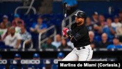 Foto de archivo del venezolano Luis Arráez al tomar su turno ofensivo en el juego del pasado 7 de junio en el LoanDepot Park de Miami.