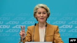우르줄라 폰데어라이엔 유럽연합(EU) 집행위원장이 19일 베를린 기독민주당(CDU) 지도부 회동 후 가진 기자회견에서 발언하고 있다.