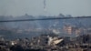 Suar yang ditembakkan oleh militer Israel terlihat berada di atas Gaza, di tengah konflik yang sedang berlangsung antara Israel dan kelompok Palestina Hamas, 20 November 2023. (REUTERS/Alexander Ermochenko)