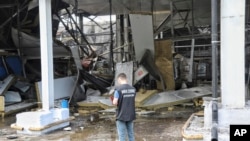Украинский прокурор по военным преступлениям осматривает место российского ракетного обстрела в Одессе, Украина, 14 июня 2023 года.