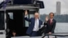 Perdana Menteri Australia Anthony Albanese (kiri) dan Presiden Joko Widodo menaiki kapal usai pertemuan tahunan di Kebun Binatang Taronga di Sydney, Selasa, 4 Juli 2023. (Foto: David Swift/Pool/AFP)