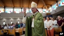 El reverendo Silvio Báez, obispo auxiliar de Managua, Nicaragua, saluda a los feligreses cuando en la misa en la Iglesia católica St. Agatha, que se ha convertido en el hogar espiritual de la creciente diáspora nicaragüense, el domingo 5 de noviembre de 2023 en Miami. .