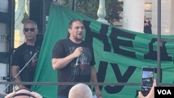 Vladimir Božić iz organizacije Ne dam Nu Dau, govori na skupu Srbija protiv nasilja, 8. jula 2023. (Foto: Glas Amerike/Rade Ranković)