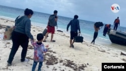 Migrantes abandonados por traficantes en una pequeña isla colombiana cerca a Nicaragua. Foto cortesía: Armada de Colombia. 