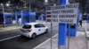 Sebuah mobil melewati pelintasan perbatasan di Bregana, Kroasia, setelah Kroasia masuk dalam wilayah Schengen, 1 Januari 2023. Kosovo akan menyusul langkah Kroasia untuk mendapat fasilitas bebas visa Schengen pada 1 Januari 2024. (Foto: Borut Zivalovic/Reuters)