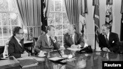 O presidente dos EUA, Richard Nixon, reúne-se com o vice-presidente designado, Gerald Ford, o secretário de Estado Henry Kissinger (à esq na foto) e o chefe de gabinete Alexander Haig, Jr., na Sala Oval (à dir. na foto), em Washington, EUA, a 13 de outubro de 1973