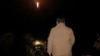 Severnokorejski vođa Kim Džong Un posmatra raketu koja nosi špijunski satelit Maligjong 1 koja je lansirana na lokaciji koja je navedena kao Severna provincija Gjeongsang, Severna Koreja, 21. novembar 2023. (Foto: REUTERS)