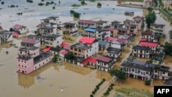中国江西省九江的洪水淹了城镇和街道。（2024年7月2日）