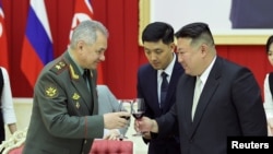 Ruski ministar odbrane Sergej Šojgu na prijemu čiji je domaćin Kim Džong Un, povodom 70. godišnjice završetka Korejskog rata