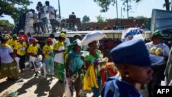 Des supporters du parti au pouvoir, la Zanu-PF.