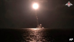 在俄罗斯国防部新闻处于2023年11月5日星期日发布的这张照片中，俄罗斯海军“沙皇亚历山大三世”号核潜艇从白海试射了一枚布拉瓦洲际弹道导弹。
（俄罗斯国防部新闻处供稿，美联社法布）