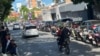 Doble fila de motos y autos que aguardan por horas para surtir combustible en las inmediaciones de una gasolinera en la ciudad Barquisimeto, estado Lara, occidente de Venezuela el 10 de junio.