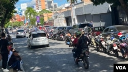 Doble fila de motos y autos que aguardan por horas para surtir combustible en las inmediaciones de una gasolinera en la ciudad Barquisimeto, estado Lara, occidente de Venezuela el 10 de junio.
