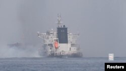 FILE - Asap mengepul setelah ledakan di kapal yang menurut Houthi merupakan serangan mereka terhadap MV Tutor milik Yunani di Laut Merah, tertanggal 12 Juni 2024, dalam tangkapan layar yang diperoleh dari sebuah video. (PUSAT MEDIA HOUTHI/Handout via REUTERS)