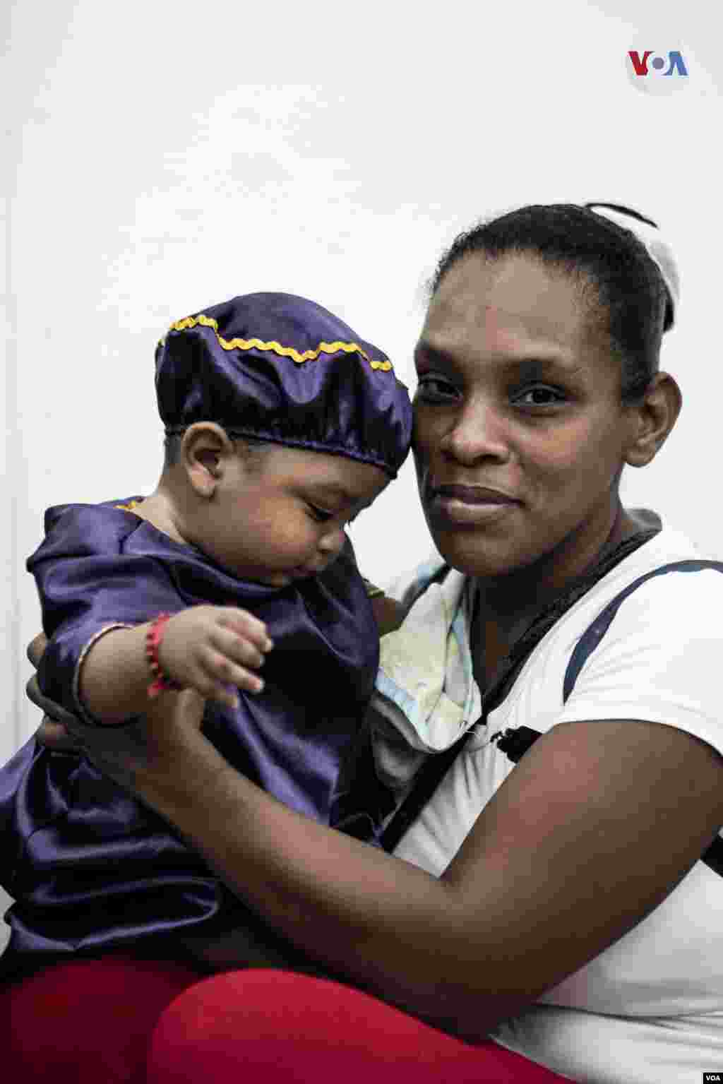 Jessica Brito, 38 años, cuenta que viene a cumplir una promesa al Nazareno. "Tengo toda mi vida viniendo pero hoy particularmente vengo a que mi hijo cumpla su promesa, el nació de 7 meses y tuvo una secuela en el pulmón izquierdo, no podía respirar y las probabilidades de que sobrevivieran eran muy pocas, se lo ofrecí al Nazareno y por eso seré devota hoy y siempre”, expresó.
