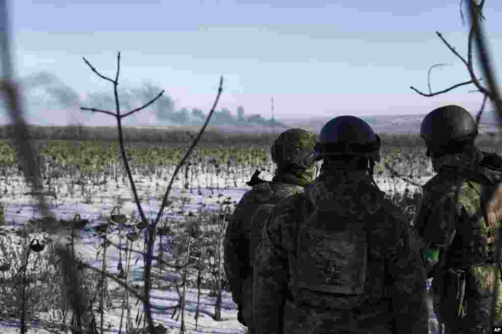 11 января 2023 года. Украинские военнослужащие на окраинах Соледара в Донецкой области. На следующий день российское командование объявило о взятии этого города, который за месяцы изнурительных боев и регулярных обстрелов был фактически полностью разрушен. Его взятие позволило наемникам из ЧВК «Вагнер» продвинуться еще дальше на запад и начать попытки окружения Бахмута.