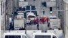 FILE - Polisi dan tim penyelamat di luar stasiun metro Maelbeek di Brussel, 22 Maret 2016. (AP/Martin Meissner, File)