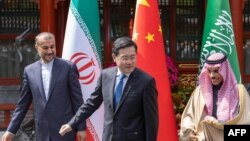 ایران کے وزیر خارجہ حسین امیرعبداللهیان ، سعودی عرب کے اپنے ہم منصب شہزادہ فیصل بن فرحان السعو د اور چینی ہم منصب شین گینگ کے ساتھ بیجنگ میں ایک میٹنگ کے بعد، فوٹو اے ایف پی 6 اپریل 2023
