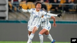 Sarina Bolden de Filipinas reacciona después de anotar el primer gol de su equipo durante el partido de fútbol del Grupo A de la Copa Mundial Femenina entre Nueva Zelanda y Filipinas en Wellington, Nueva Zelanda, el martes 25 de julio de 2023. (Foto AP/John Cowpland)