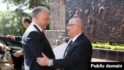 
Türkiyənin milli müdafiə naziri Yaşar Gülər və Azərbaycan Prezidentinin sosial-iqtisadi məsələlər üzrə köməkçisi Xalid Əhədov (Foto: Türkiyə Müdafiə Nazirliyinin twitter səhifəsi)