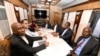 Les chefs d'État et de gouvernement africains participant à la mission de paix des dirigeants africains, tiennent une consultation alors qu'ils se rendaient de Varsovie à Kiev en train, 15 juin 2023.
