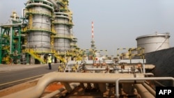 Vista geral da refinaria da empresa petrolífera estatal Sonangol, em Luanda, a 7 de junho de 2022 (AFP)
