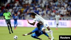 El delantero hondureño Alberth Elis (7) es defendido por el mediocampista panameño Andrés Andrade (16) mientras persigue un balón durante la primera mitad del partido de la fase de grupos de la Copa Oro de CONCACAF en el Estadio BBVA, el 17 de julio de 2021.