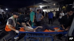 Seorang pria Palestina yang luka dibawa masuk ke Rumah Sakit Al-Shifa menyusul serangan udara Israel ke Gaza City, 26 Oktober 2023. (Foto: Abed Khaled/AP Photo)