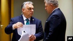 Прем'єр-міністр Словаччини Роберт Фіцо (праворуч) розмовляє з прем'єр-міністром Угорщини Віктором Орбаном під час зустрічі на саміті ЄС у Брюсселі, Бельгія, 1 лютого 2024 року.