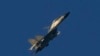 Një avion luftarak kinez, i tipit J-11, duke fluturuar mbi Ngushticën e Tajvanit 