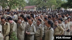អង្គ​បោះឆ្នោត​កំពុង​ឈរ​តម្រង់​ឈរ​ដើម្បី​ចូល​បោះ​ឆ្នោត​ជ្រើស​រើស​សមាជិក​ព្រឹទ្ធសភា នៅ​មណ្ឌល​បោះឆ្នោត​វិទ្យាល័យ​ព្រះស៊ីសុវត្ថិ ក្នុង​រាជធានី​ភ្នំពេញ នា​ថ្ងៃទី​២៥ ខែ​កុម្ភៈ ឆ្នាំ​២០២៤។ (ស៊ុន ណារិន/វីអូអេ)