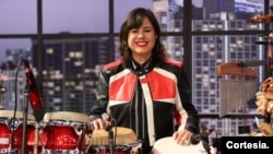 Kati Fernandes es parte de una banda que está conformada solo por mujeres, muestra del mensaje sobre el empoderamiento femenino que busca transmitir Karol G.