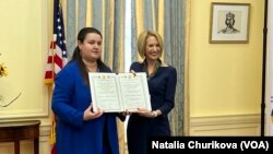 Посолка України у США Оксана Маркарова вручає диплом «Почесний доктор Національної академії наук України» президентці Національної академії наук США (NAS) Марші Макнат 