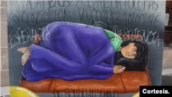 En sus pinturas también refleja lo que a él mismo le tocó vivir: dormir en un cartón en la calle.