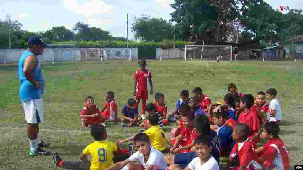 Linda Caicedo debutó en el fútbol profesional a los 14 años. Sus entrenadores siempre destacaron su velocidad y su capacidad para superar a sus rivales en la cancha. Con 17 años fue elegida como la mejor jugadora de la Copa América 2022.