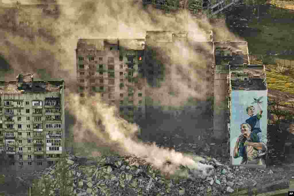 Restos de edificios en Bájmut, Ucrania, escenario de intensas batallas entre las tropas de Kiev y las de Moscú, el 26 de abril de 2023. (AP Foto/Libkos).