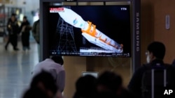 지난달 22일 한국 서울역 이용객들이 전날 감행된 북한 군사정찰위성 발사 관련 TV 뉴스를 시청하고 있다. (자료사진)