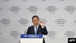 นายกรัฐมนตรีหลี่ เฉียง ของจีน ขึ้นกล่าวสุนทรพจน์ที่พิธีเปิดการประชุม "Summer Davos" World Economic Forum ที่เมืองต้าเหลียน เมื่อ 25 มิ.ย. 2567