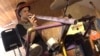 Los 'Latin Latas', un grupo musical colombiano, decidió fusionar la música y el reciclaje para sensibilizar sobre los problemas ambientales que generan los residuos. En la toma, un tubo reutilizado como flauta en sus presentaciones.