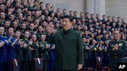 Швейцарія та Україна прагнуть залучити Китай до мирного процесу. Фото Xinhua News Agency: Китайський президент Сі Цзіньпін вітає військових перед китайським новим роком, 2 лютого 2024 року