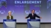 Ursula fon der Lajen i Oliver Varhelji na konferenciji za novinare u Briselu (Foto: REUTERS/Yves Herman)